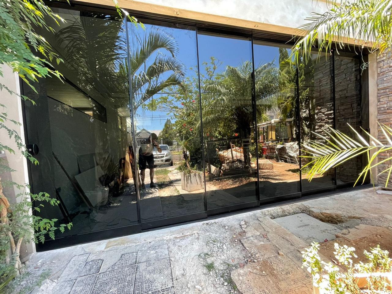 Cerramiento de vidrio templado apilable - JN Aluminio Neuquén